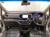 車内は光触媒抗菌消臭施工済です。スタイリッシュなデザインでスポーティなインパネ周りを演出します。グローブボックスやカップホルダーのほかにトレーなどたくさんの収納スペースが付いています。