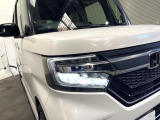 【LEDヘッドライト】悪天候や夜間走行時も良好な視界を確保し安心して運転できる高輝度LEDヘッドライトを装備!点灯速度が早く、消費電力も抑えられています。