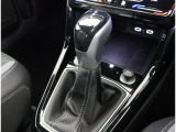 レザーシフト、プッシュスタート、駐車支援システム付きです。