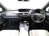 上質で落ち着いた印象のインパネ。視界も広々で運転しやすいです。