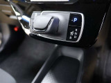 スタイリッシュなデザインのインパネ。各操作スイッチは使いやすい位置に配置されてます。