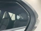 ブラインドスポットモニター(BSM)を装備しています。隣を走る車両が死角に入るとミラー内LEDインジケーターが点灯。さらに、ウィンカーを出すとインジケーターが光って点滅して注意を促してくれます。