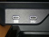 【充電用USB端子】デバイスの充電に便利です。※実際の接続端子は写真で確認or店舗までご気軽にお問合せください♪