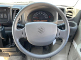 インテリアに合わせたデザインのステアリングは、運転される方のことも考え、運転しやすい形状、大きさです。是非一度、実際に触ってお確かめください。