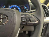 レーダークルーズコントロールを搭載しております。前車との距離をレーダーで測り一定の車間距離とスピードを保つとても便利な機能です。高速道路で楽に安心安全です!