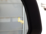 隣車線を走る車両をレーダーで検知し、ドアミラーでは確認しにくい後側方エリアに存在する車両に加え、急接近してくる車両も検知します。車両を検知するとドアミラーに搭載されたLEDインジケーターが点灯します。