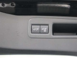 バックドアはボタン1つで開閉可能。ハンズフリー機能もついているので、両手が荷物で塞がっていても大丈夫♪