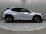 歩行者検知機能付衝突回避支援型プリクラッシュセーフティ、LDA、AHS、レーダークルーズコントロールをセットにした「Lexus Safety System +」を装備しています。