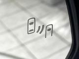 【ブラインドスポットモニター】走行中、ドアミラーの死角になりやすい箇所に後続車が接近するとサイドミラーのレンズに警告を表示!ドライバーに注意喚起をしてくれます。