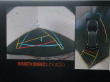 パノラミックビューモニター付きです。車両を上から見た様な映像を画面に表示。運転席からの目視だけでは見にくい、車両周辺の状況をリアルタイムでしっかり確認出来ます。