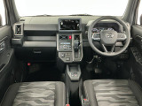 【インパネ】運転のしやすさを最優先に設計された見晴らしの良いフロントビュー。車両間隔が掴みやすく狭い道でも安心♪「安全」と「品質」を最優先に、安心してお乗りいただけるクルマを提供いたします。