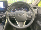 インテリアに合わせたデザインのステアリングは、運転される方のことも考え、運転しやすい形状、大きさです。是非一度、実際に触ってお確かめください。