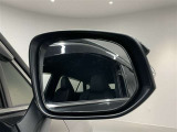 ブラインドスポットモニター(BSM)を装備しています。隣を走る車両が死角に入るとミラー内LEDインジケーターが点灯。さらに、ウィンカーを出すとインジケーターが光って点滅して注意を促してくれます。