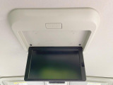 【フリップダウンモニター】大画面モニターで後席でもエンタメをお楽しみいただけます。小さなお子様にも大人気の装備です♪