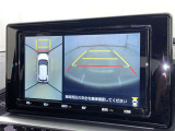 パノラミックビューモニターを装備。駐車場や交差点でクルマを真上から見るように周囲を確認できます。機能の詳細は販売店スタッフまでおたずねください。