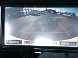 バックモニター。後方の映像を映し出して、駐車をスムースにアシストします。