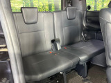 【リアオートエアコン】広い後部座席には必須の機能!風量や温度を自動で調整し前席と同様な車内環境にしてくれるリアオートエアコンを装備。夏の暑さも冬の寒さもストレスなく快適にお過ごしいただけます♪