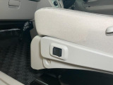 電動回転シートはリモコンだけじゃなく、手元ににもスイッチがあります。