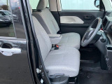 フロントベンチシートが運転席足元もゆったり、広々快適です、助手席へのウォークスルーも楽々可能ですよ☆
