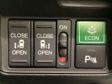 ハンドルにHondaセンシング系のクルーズコントロールやレーンキープアシストなどのスイッチと、オーディオの操作スイッチが装備されています。ハンドルから手を離さず安全に操作できます。