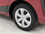 タイヤサイズは185/60R15!納車前の点検時にタイヤ交換させていただきます!ホイールキャップに擦り傷あり。(左リヤタイヤ)