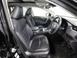 ゆったり室内で運転もしやすいです♪使い勝手の良い配置も考えられています!!