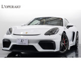 キャララホワイトを纏った「718ケイマン GT4  MT」が入庫しました。キャララホワイトとレッドでコーディネートされたこだわりの仕様です。