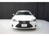 エクステリアは、一目でLEXUSとわかるスピンドルグリルを起点に、人が乗るキャビンの前後を大胆に絞り込んだ菱形のボディと力強く張り出したホイールフレアを融合させ、タイヤの存在を強調しています。