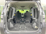 普段のお買い物や通勤、送迎等に十分な荷室スペースを確保しております。セカンドシートを倒すと、大きな荷物の積載も可能です♪