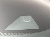 【ホンダセンシング】走行中に前方の車両等を認識し、衝突しそうな時は警報とブレーキで衝突回避と被害軽減をアシスト。より安全にドライブをお楽しみいただけます。