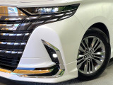 【シーケンシャルターンランプ付きLEDヘッドライト】人気の『流れるウィンカー』付きのLEDヘッドライトを装備♪高級感はもちろん、点灯時は存在感たっぷりで他車からも認識されやすく安心です。