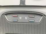 【シートヒーター&ベンチレーション】夏場は涼しい風でお尻や背中の熱やムレを防ぎ、冬はエアコンよりも早く温まってポカポカに!季節を問わず快適に過ごせます。