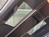 【ガラスルーフ】ガラスルーフ搭載で車内の解放感が一気にアップ!開放的なドライブをお楽しみいただけます。