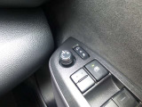 電動格納ドアミラー付き。スイッチ操作でミラーが開閉します。
