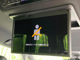 【12.8型フリップダウン】大画面モニターで後席でもエンタメをお楽しみいただけます。家族や友人とお出かけする機会が多い方に大人気です♪
