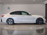 ☆BMWの前後重量配分50:50はエンジン自体をフロントタイヤよりも後ろにずらし、通常はエンジンルーム内に搭載される重量物であるバッテリーをトランクに移動させるなどして実現されています☆