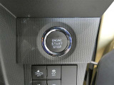 スマートキーを携帯していればキーを取り出さずにドアを施錠&解錠。クルマの始動も可能です。