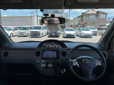 少し高めのシートポジション。広いガラスエリアと見晴らしの良いスッキリとした視界で運転がしやすいですよ♪
