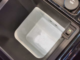 【急速クーラーボックス 】 センターコンソール内に内蔵されます。ドリンクを常に冷たく保つことができます。