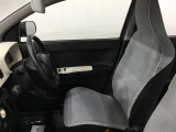 高いホールド性で運転姿勢が安定します。長距離ドライブでも疲れにくいのが魅力です。快適なドライビングライフをお送りください♪