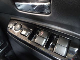 パワーウインドウスイッチ★電動格納機能付きで運転席からドアミラーの角度が調整可能です。電動格納機能付きです♪