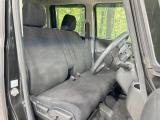 運転席まわりには十分なスペースがあり、大柄な方でもゆったり運転していただける環境です。