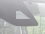 【エマージェンシーブレーキ】走行中に前方の車両等を認識し、衝突しそうな時は警報とブレーキで衝突回避と被害軽減をアシスト。より安全にドライブをお楽しみいただけます。