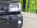 【LEDヘッドライト】悪天候や夜間走行時も良好な視界を確保し安心して運転できる高輝度LEDヘッドライトを装備!点灯速度が早く、消費電力も抑えられています。