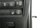 オートマチックハイビーム装備です。先行車や対向車のライトを認識し、ハイビームとロービームを自動で切り替える機能です。夜道の視界を確保します。詳細は販売店スタッフまでおたずねください。