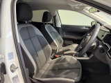 シートポジションは細かく設定が可能です。また、硬めのシートなので長時間運転いただいても疲れにくいシートです。