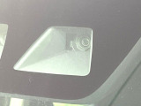 【スマートアシスト】走行中に前方の車両等を認識し、衝突しそうな時は警報とブレーキで衝突回避と被害軽減をアシスト。より安全にドライブをお楽しみいただけます。