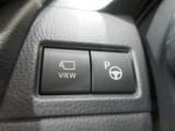 VIEWカメラで映した周囲の映像をナビゲーション画面に表示し、ドライバーの死角を減らす機能です。