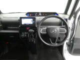 【徹底洗浄クリーニング実施済】運転席からの視界はこんな感じです☆お気軽にご来店いただき、実際に座って是非お確かめください。ドライバーに寄り添う快適な操作フィールをもたらすステアリングです。