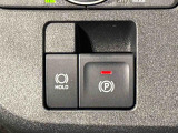 指先だけで簡単に操作が可能な電動パーキングブレーキを採用。「HOLD」スイッチを押すと、渋滞や信号待ちなどでブレーキペダルから足を離しても、ブレーキを保持するので安心です
